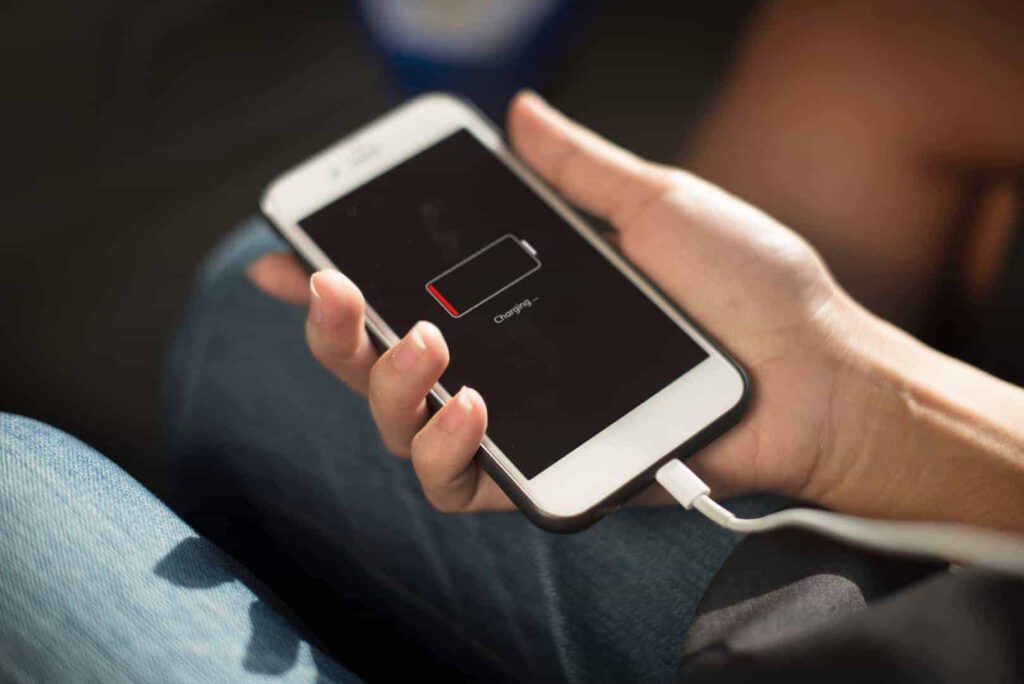 Zo doet u langer met de batterij van uw smartphone 4 battery charging device 586340 1